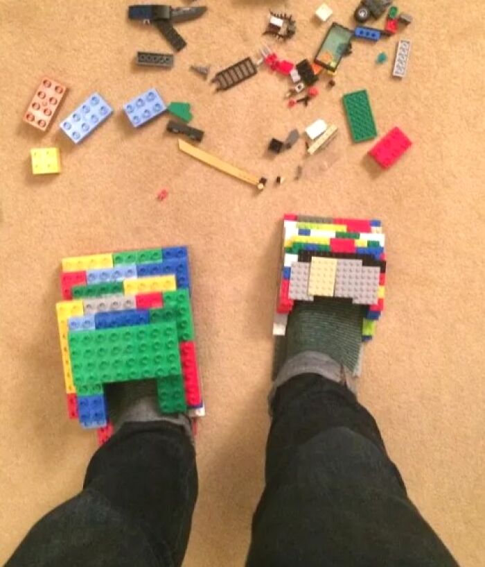 Zapatos hechos con piezas de Lego, mostrando humor ingenioso y creativo en una imagen divertida y original.