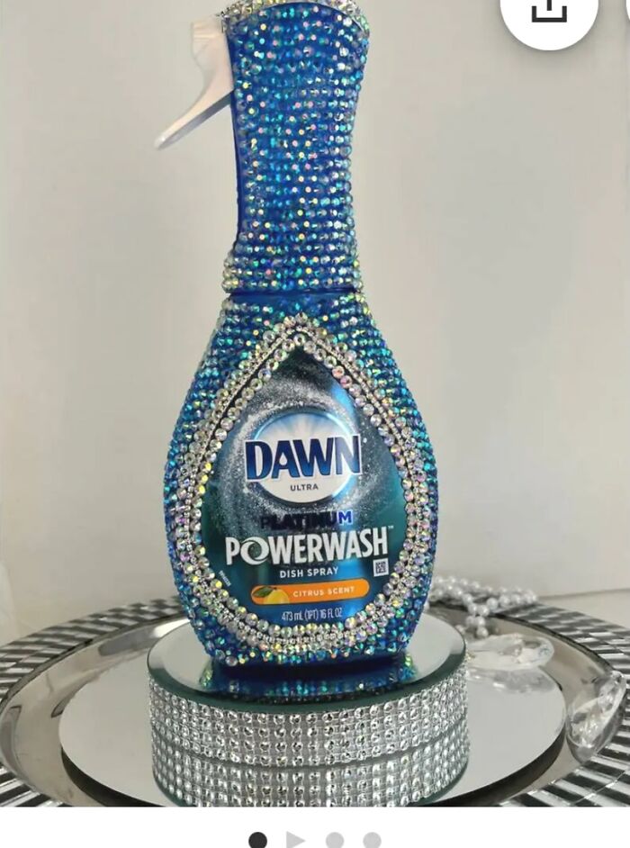 Botella de limpieza decorada con cristales brillantes, ejemplo de DIY fail destacado para público bochornoso.