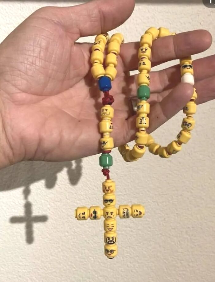 Rosario hecho con piezas de lego con caras de mini figuras, ejemplo de DIY fails difíciles de creer y ridículos.