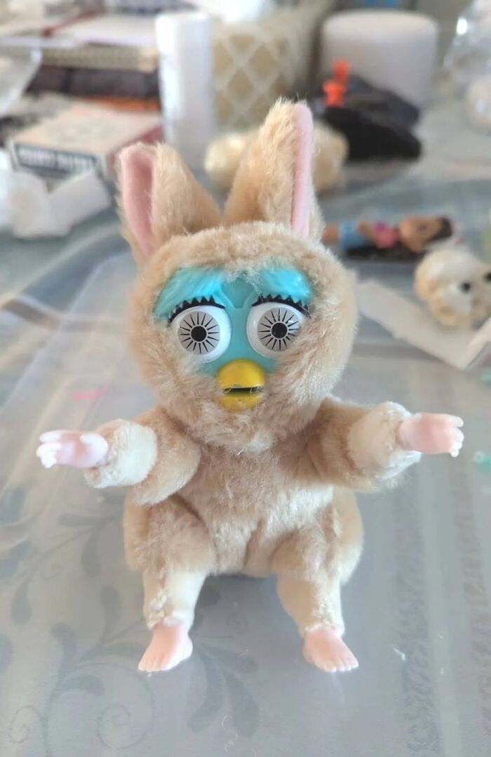 Muñeco improvisado con partes de juguetes diferentes en un claro ejemplo de DIY fails que merecen ser expuestos.