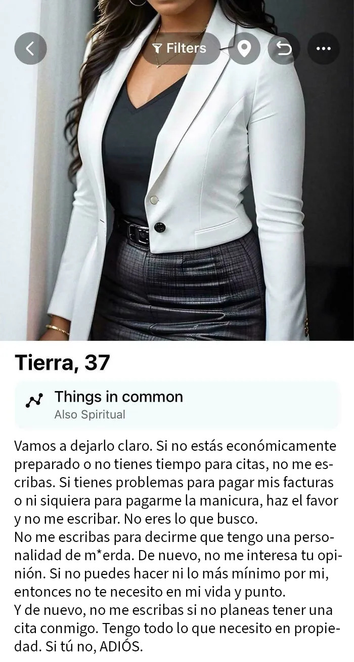Mujer tóxica vestida de blanco y negro mostrando actitud fuerte y exigente en perfil de citas.