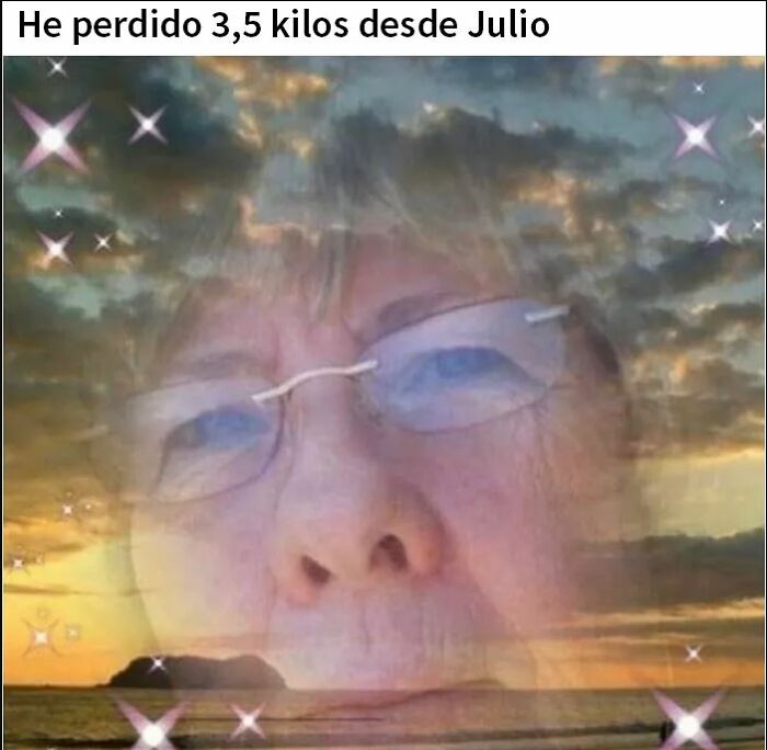 Hombre con cartél humorístico sentado en parque, ejemplificando comedia involuntaria de personas mayores en internet.
