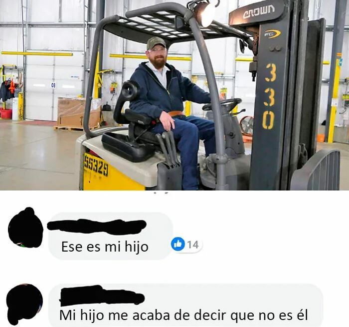 Hombre mayor en montacargas con comentario confuso de internet creando comedia involuntaria sobre personas mayores y tecnología.