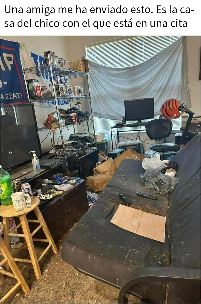 Habitación desordenada con sofá sucio, mando, botellas y basura ilustrando chats desquiciados en apps de citas.