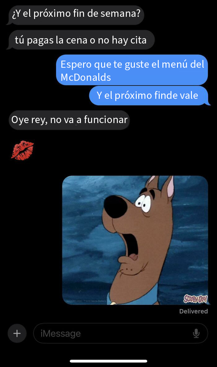 Chat entre mujeres tóxicas que exigen cena y reacción sorprendida con imagen de Scooby Doo en mensaje.