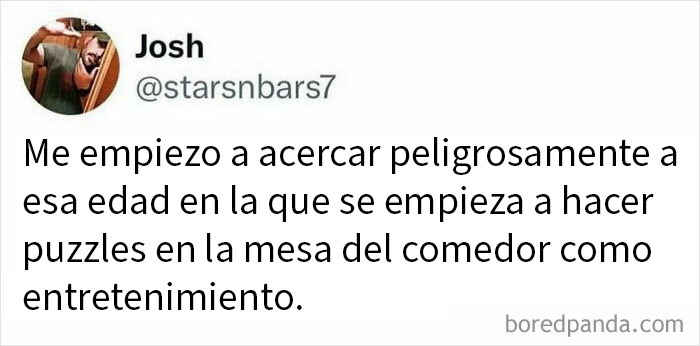 Texto divertido sobre snacks y expectativas bajas en la nevera, ejemplo gracioso del círculo de idiots en publicaciones.