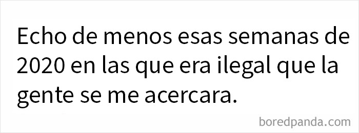 Texto en inglés que extraña las semanas de 2020 cuando era ilegal que la gente se acercara, humor del círculo de idiotas.