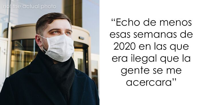 Hombre con mascarilla frente a edificio, texto gracioso sobre distancia social que hace que las publicaciones sean divertidas.