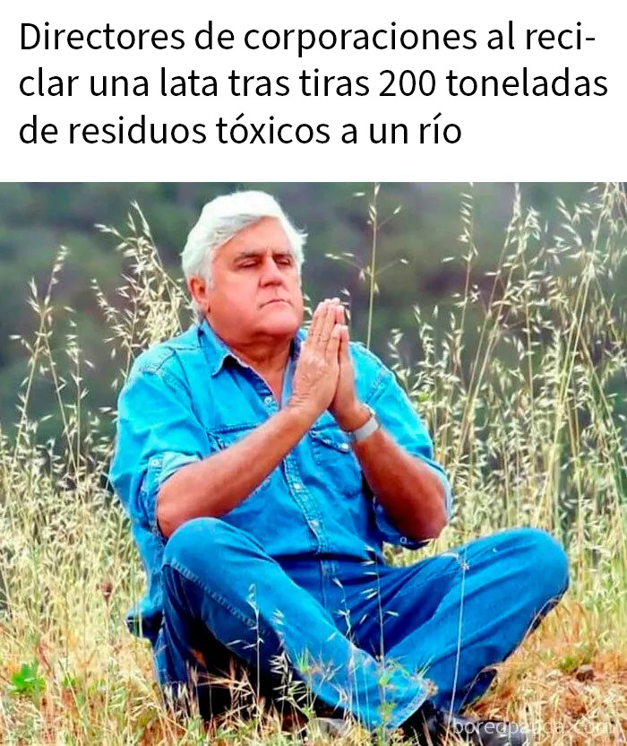 Hombre mayor sentado en campo meditando, reflejando consumo y conciencia ambiental en fotos reveladoras de consumerismo.