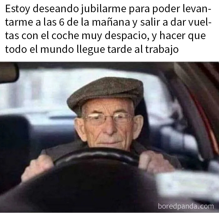 Hombre mayor conduciendo coche, imagen divertida relacionada con publicaciones aleatorias en grupo online humorístico.