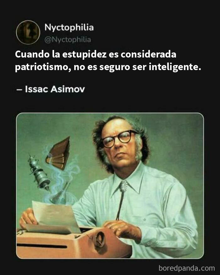 Hombre escribiendo en máquina de escribir con frase de Issac Asimov sobre inteligencia y patriotismo en publicaciones divertidas.