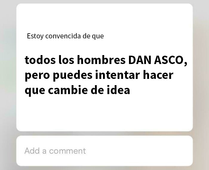 Texto en pantalla expresando opinión controvertida de una mujer, reflejando comportamiento delirante en redes sociales.