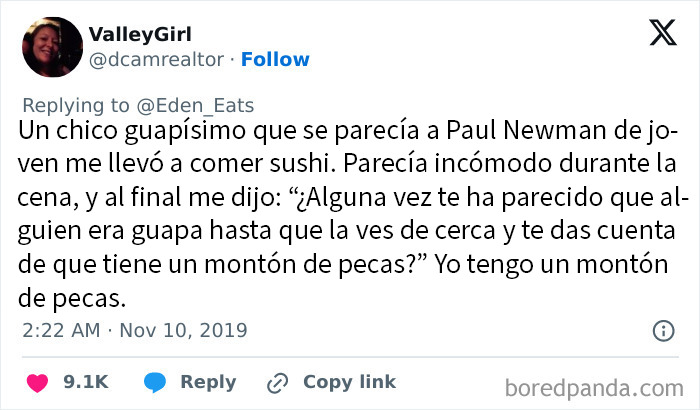 Tuit sobre experiencia personal de rechazo brutal y percepción de belleza relacionada con pecas en cena de sushi.