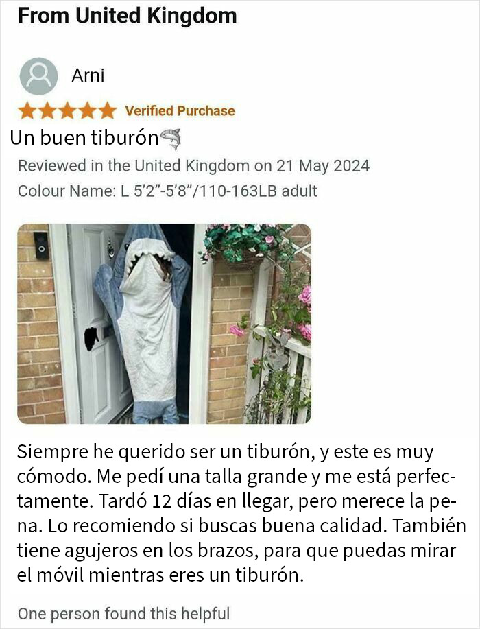 Persona disfrazada de tiburón en casa, ejemplo de personas que triunfaron en internet con sus divertidas reseñas.