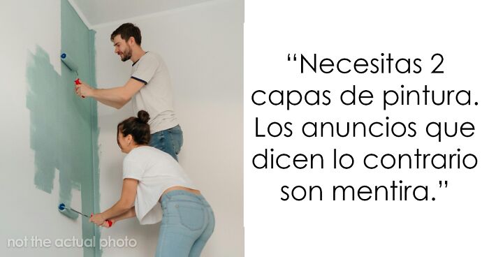 Pareja pintando una pared con rodillos, ilustrando secretos que las empresas ocultan a sus clientes sobre publicidad.