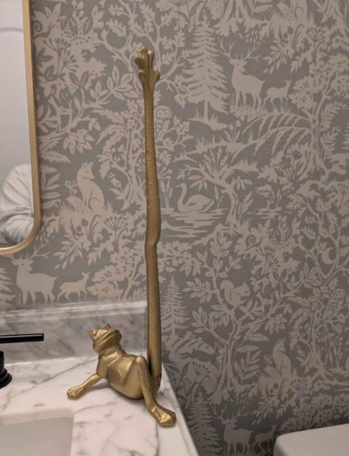 Cucharón Nessie en olla de sopa, ejemplo de inversión divertida y ridícula encontrada en internet irresistible.