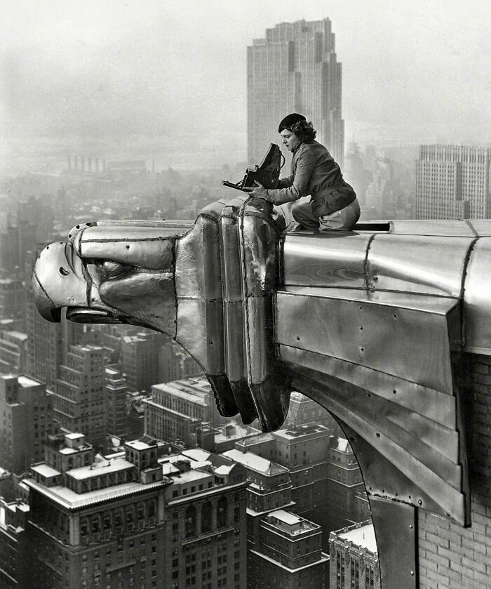 La Fotógrafa Estadounidense Margaret Bourke-White En La Cima Del Edificio Chrysler. Nueva York, Ee. Uu., 1930. Foto: Oscar Graubner. Bourke-White Fue La Primera Fotoperiodista De Guerra Estadounidense La Fotógrafa Estadounidense Margaret Bourke-White En La Cima Del Edificio Chrysler. Nueva York, Ee. Uu., 1930. Foto: Oscar Graubner. Bourke-White Fue La Primera Fotoperiodista De Guerra Estadounidense