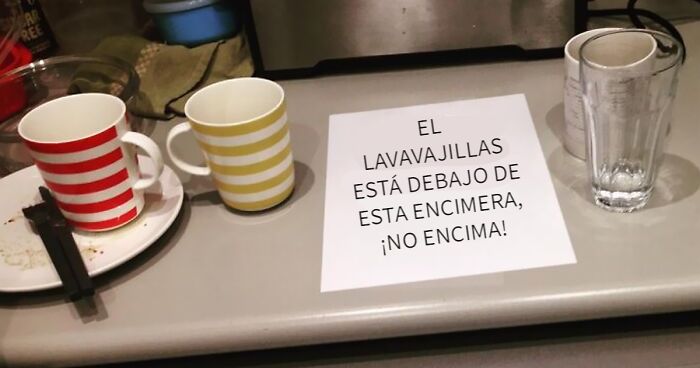 Notas pasivo-agresivas en la oficina en papel sobre encimera junto a tazas y vaso, ejemplo de comunicaciu00f3n pasivo-agresiva.