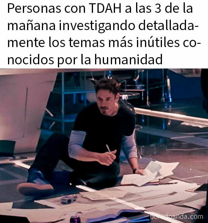 Persona con ADHD investigando temas inútiles a las 3 a.m., ilustrando la distracción típica en memes de ADHD.