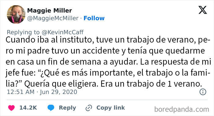 Tuit sobre un empleado joven con jefe insensible que prioriza trabajo sobre familia, ilustrando peores jefes jamás vistos.