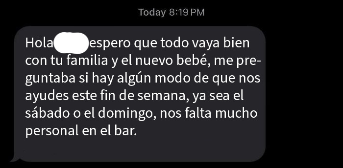 Publicación en Reddit sobre un jefe terrible que despidió a todos sin aviso, ilustrando el peor ambiente laboral.