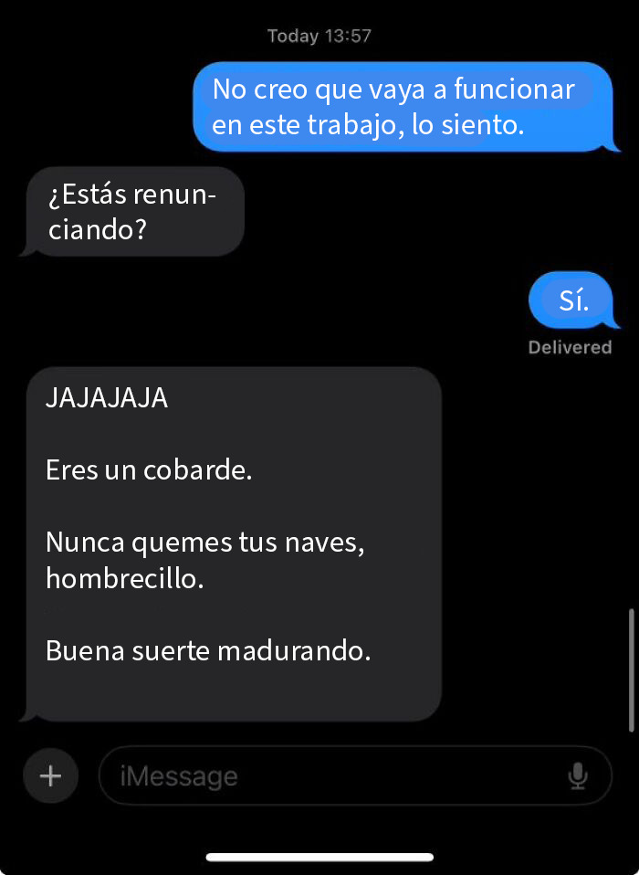 Conversación de mensajes que muestra el peor jefe insultando a su empleado que renuncia al trabajo.
