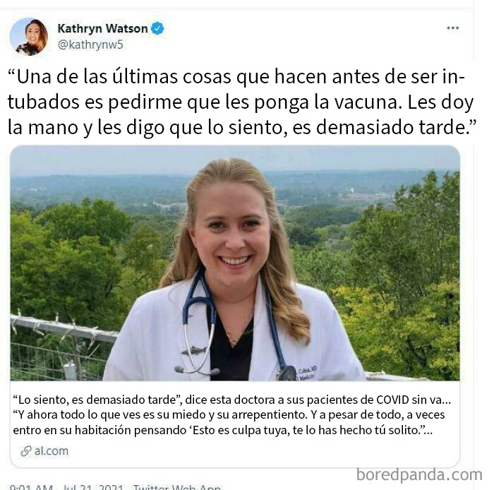 Mujer doctor sonriente con estetoscopio al aire libre, imagen relacionada con karma y ejemplos de leopards ate my face.