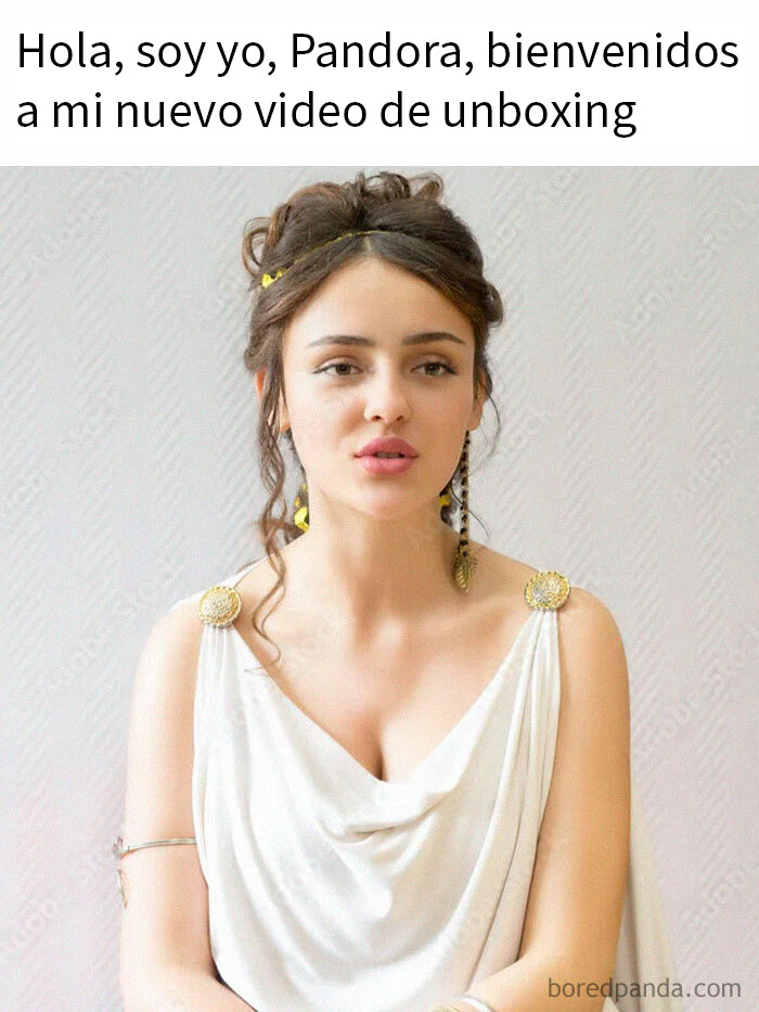 Mujer vestida como Pandora en un meme divertido de mitos, expresión facial seria y fondo claro liso. Mujer vestida como Pandora en un meme divertido de mitos, expresión facial seria y fondo claro liso.