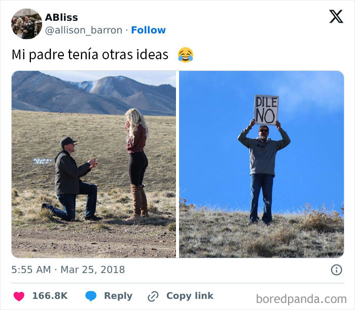 Padre divertido propone matrimonio arrodillado mientras otro sostiene cartel que dice "Say No" en paisaje montañoso. Padre divertido propone matrimonio arrodillado mientras otro sostiene cartel que dice "Say No" en paisaje montañoso.