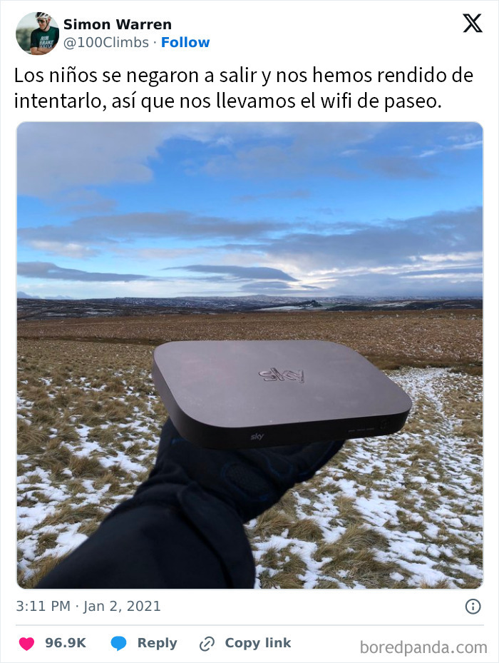 Dispositivo WiFi en mano en campo nevado, ilustrando humor y creatividad de padres divertidos en situaciones cotidianas. Dispositivo WiFi en mano en campo nevado, ilustrando humor y creatividad de padres divertidos en situaciones cotidianas.