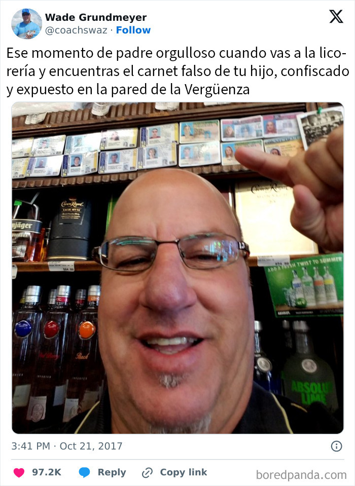 Hombre sonriente señala identificaciones falsas confiscadas en tienda de licor, momento divertido de padres graciosos y chistosos. Hombre sonriente señala identificaciones falsas confiscadas en tienda de licor, momento divertido de padres graciosos y chistosos.