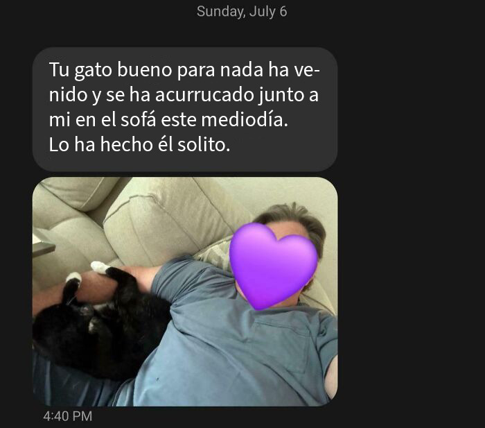Mensaje de texto con broma de padre sobre control de natalidad y un par de zapatos Vibram con dedos visibles. Mensaje de texto con broma de padre sobre control de natalidad y un par de zapatos Vibram con dedos visibles.