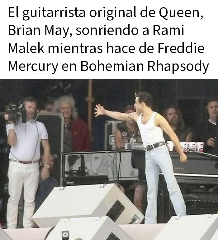 Guitarrista de Queen sonríe a actor que interpreta a Freddie Mercury en escena de cultura super entretenida.