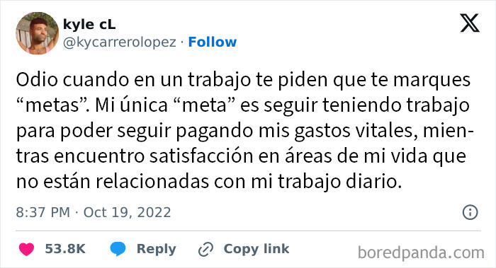 Tuit divertido sobre frustración laboral y humor humano que refleja experiencias cotidianas de la vida diaria en internet. Tuit divertido sobre frustración laboral y humor humano que refleja experiencias cotidianas de la vida diaria en internet.