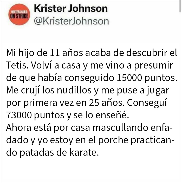 Tweet divertido sobre jugar Tetris, reflejando experiencias humanas tontas y hilarantes en redes sociales. Tweet divertido sobre jugar Tetris, reflejando experiencias humanas tontas y hilarantes en redes sociales.