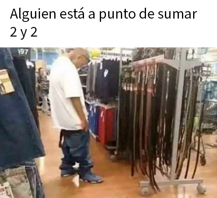 Hombre en Walmart con pantalones caídos y cinturones colgados, imagen divertida y confusa de personas en Walmart.