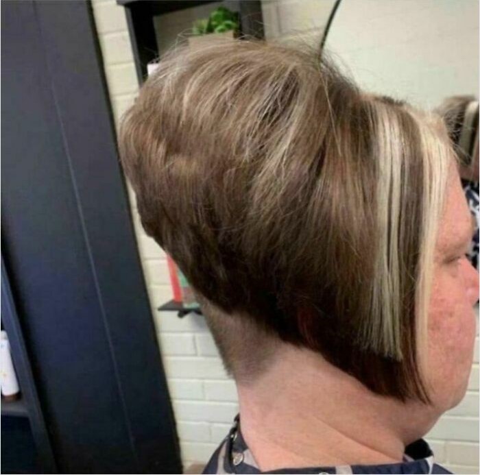 Cliente insatisfecha con accidente de corte de cabello, mostrando un estilo desastroso y diseño capilar extraño.