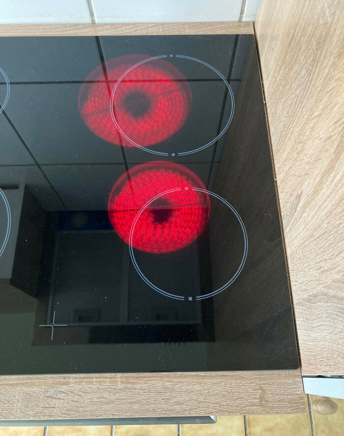 Caja con instrucciones para entrega sorpresa que muestra un claro ejemplo de fallos por seguir instrucciones demasiado estrictas.