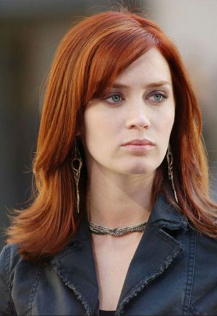 Dos celebridades ricas posando en interiores, mostrando su estilo y revelando su falta de comprensión sobre la vida normal.