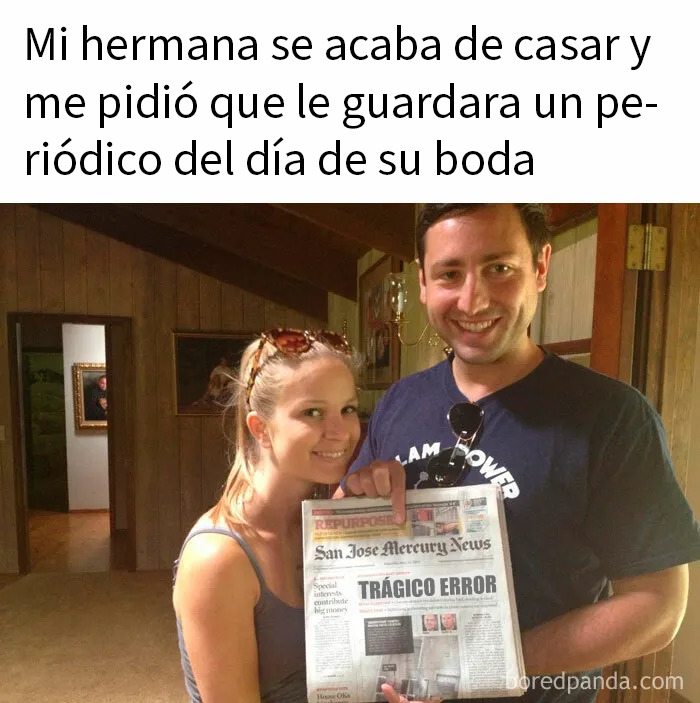Pareja sonriente mostrando un periódico del día de la boda con un error trágico en titulares, humor rápido y efectos sorprendentes.