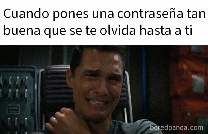 Memes relacionados con baños automáticos mostrando contraste entre descarga instantánea y grifo que no para de gotear.