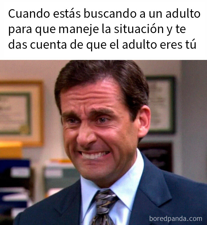 Hombre en traje con expresión nerviosa, meme relatable que refleja la realidad adulta y situaciones difíciles cotidianas.