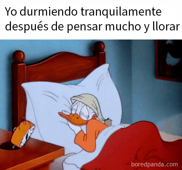 Memes tan relacionales que son ofensivos, imagen de bicicleta de pizza cortando una pizza entera sobre tabla de madera.