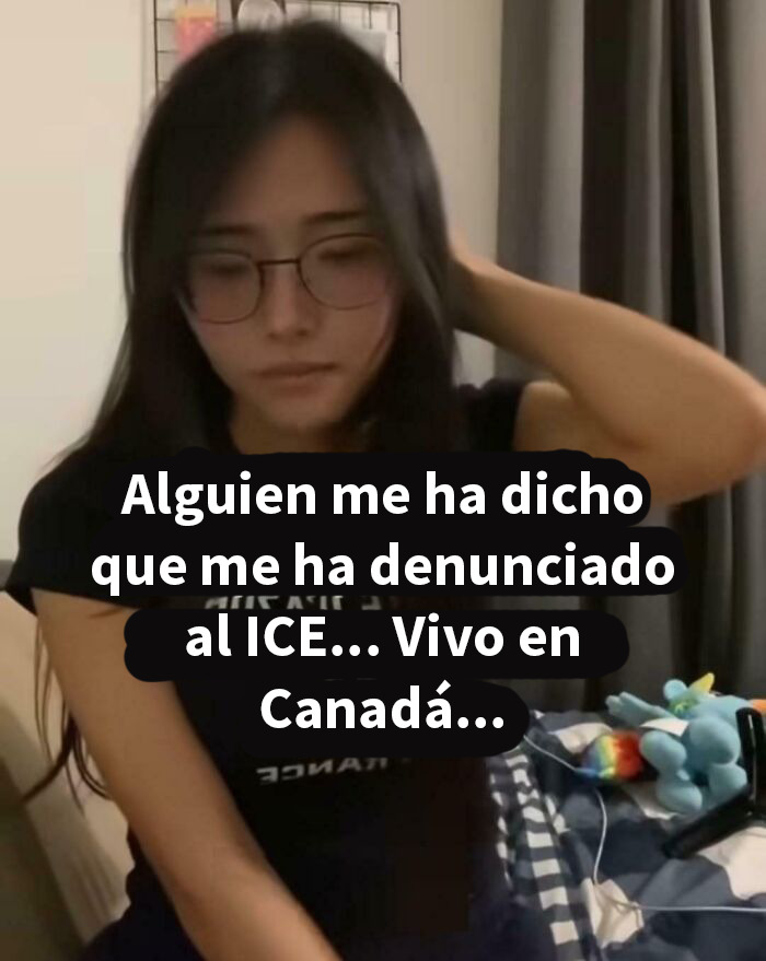 Mujer con gafas en habitación, texto sobre Canadá y comentarios embarazosos que reflejan humor y críticas a América.