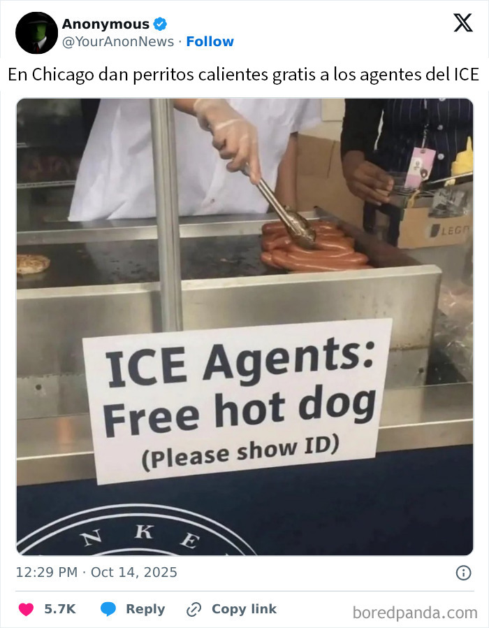 Personas ofreciendo hot dogs gratis a agentes ICE, un intento que terminó en un gran fracaso capturado en imagen.