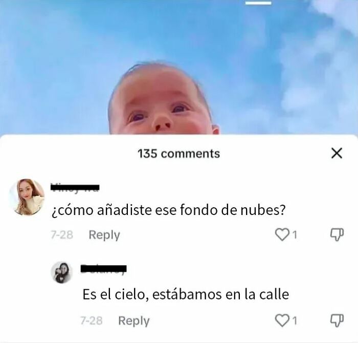 Bebé mirando al cielo con fondo de nubes, ejemplo divertido de intentos que terminan en gran fallo.