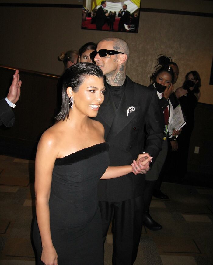 Dos celebridades ricas posando en interiores, mostrando su estilo y revelando su falta de comprensión sobre la vida normal.