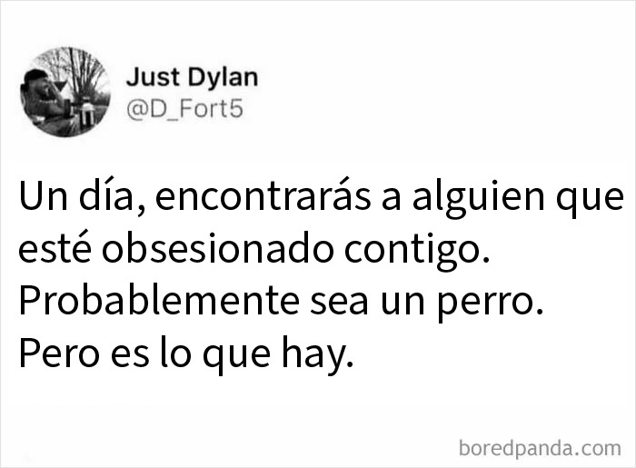 Tuit con texto divertido sobre encontrar a alguien obsesionado contigo, ideal para memes graciosos y risa diaria.