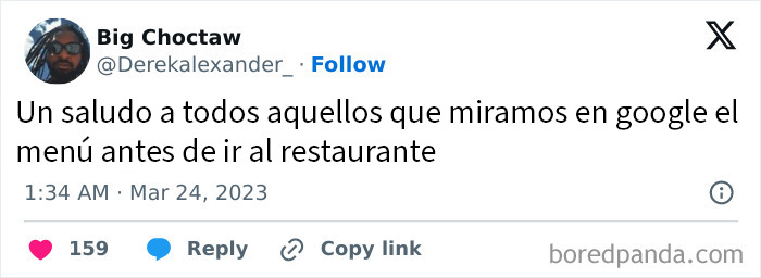 Meme divertido sobre buscar el menú antes de ir al restaurante, perfecto para quienes necesitan su dosis diaria de risa.