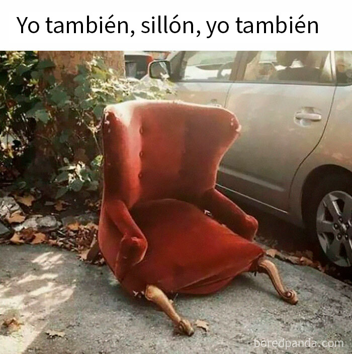 Sillón rojo viejo con patas delanteras de madera en la calle, meme divertido para dosis diaria de risas.